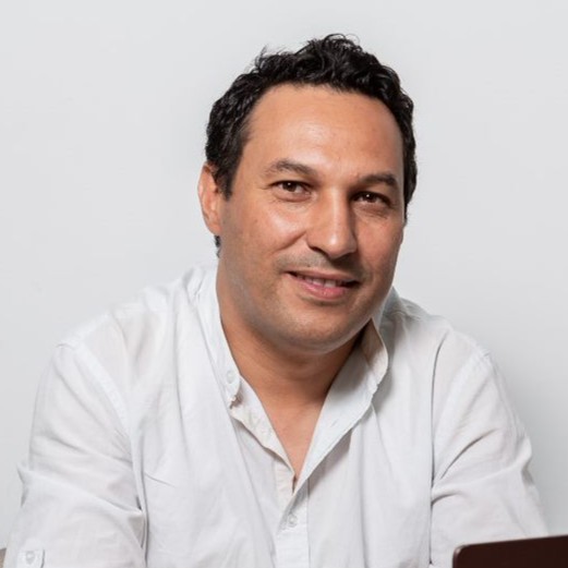 Portrait de Dr Noômen Lahimer, économiste et fondateur d'Evey France, en chemise blanche